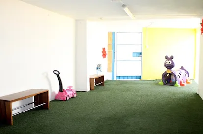 Patio Exterior Techado en Jardín de Niños